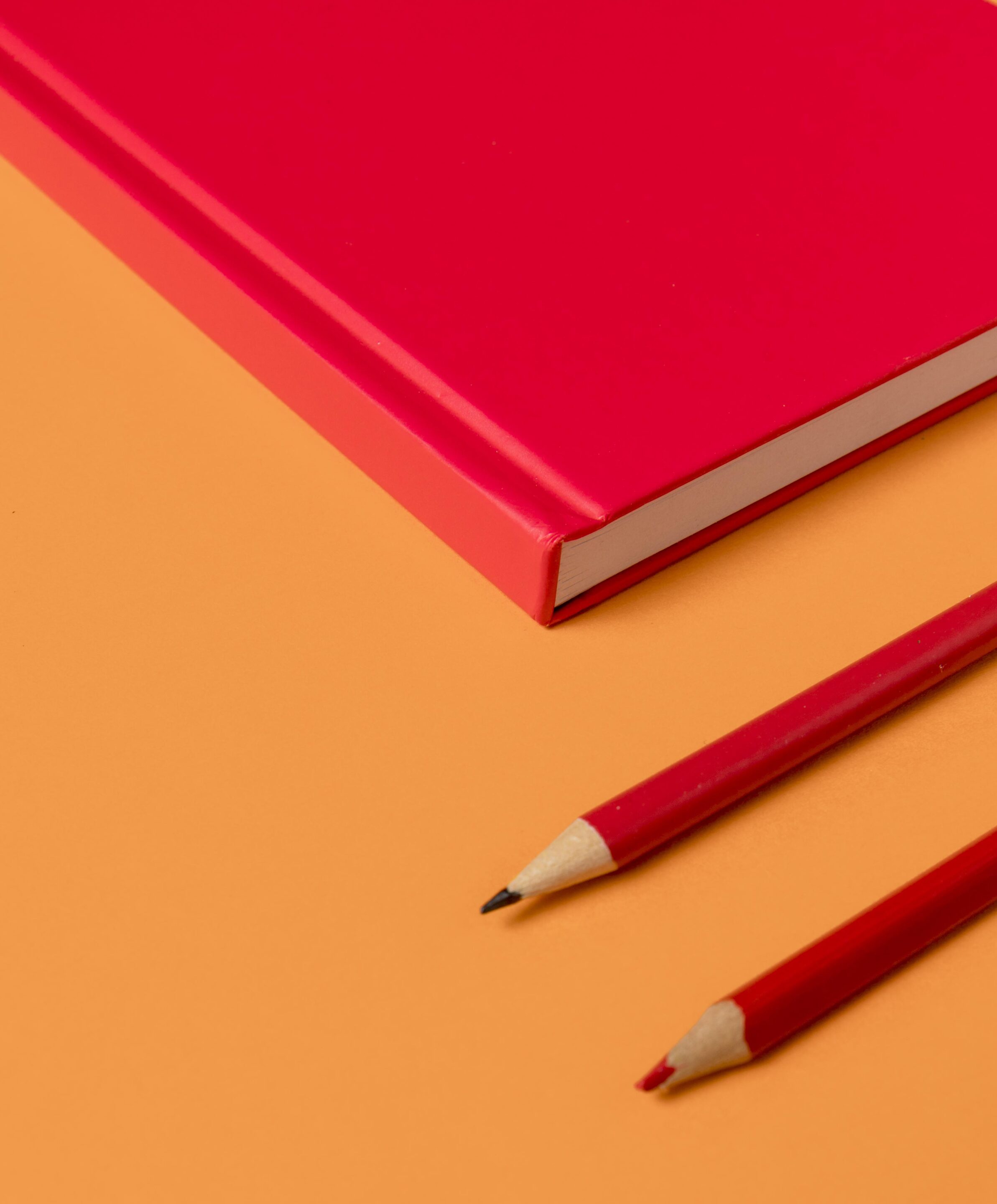 high-view-desk-minimal-pencils