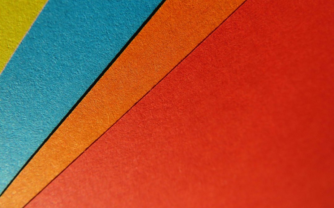 Nobilitazione: Come aumentare l’impatto visivo della carta stampata grazie alla Verniciatura Uv Lucida Piana e Spessorata